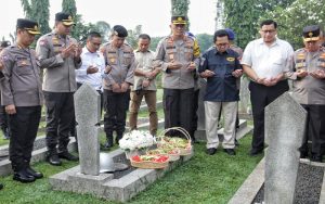 upacara tabur bunga di Taman Makam Pahlawan Kalibata