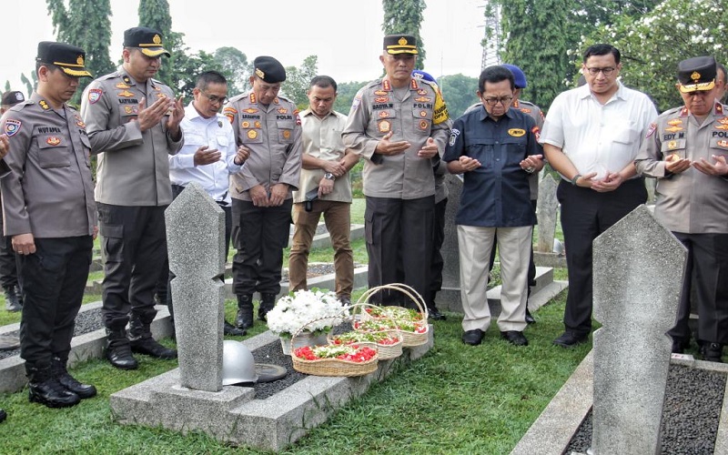 upacara tabur bunga di Taman Makam Pahlawan Kalibata